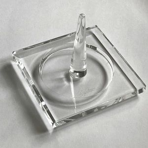Crystal ring holder